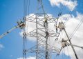 Brigadas de la ETED realizan trabajos de mantenimiento en líneas de transmisión para mejorar la estabilidad del servicio eléctrico nacional.