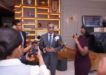 El ministro de Energía y Minas dice que se debe reducir la dependencia de combustibles importados e impulsar la generación de renovables.