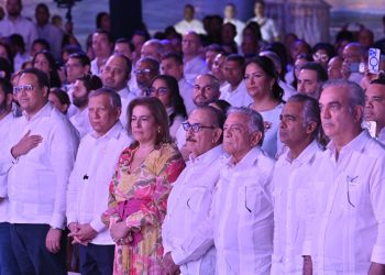 El presidente Luis Abinader, Jaime Santana, presidente de Energía 2000; y Leonardo Aguilera, presidente ejecutivo de Banreservas, junto a funcionarios e inversionistas de la recién inaugurada planta Manzanillo Power Land.