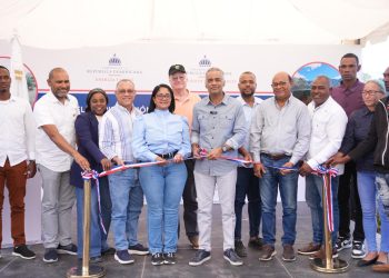 El ministro de Energía y Minas, Joel Santos, encabeza la entrega de proyectos de electrificación rural en comunidades del municipio Pedro Santana, en la provincia Elías Piña.