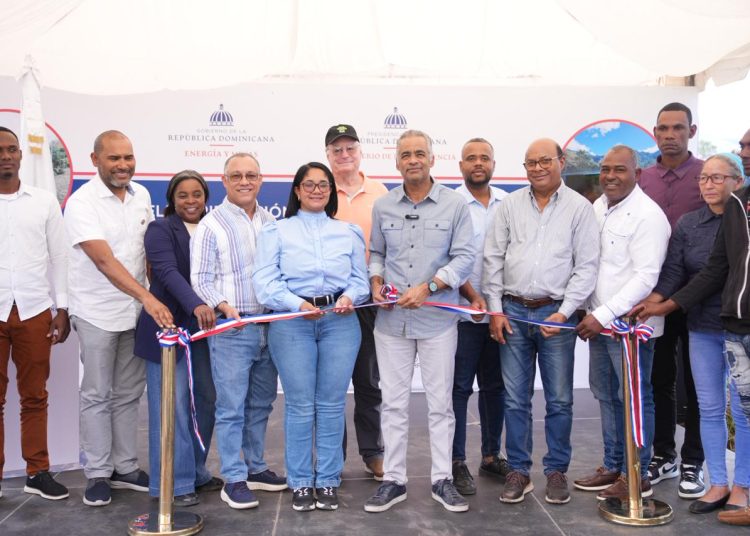 El ministro de Energía y Minas, Joel Santos, encabeza la entrega de proyectos de electrificación rural en comunidades del municipio Pedro Santana, en la provincia Elías Piña.