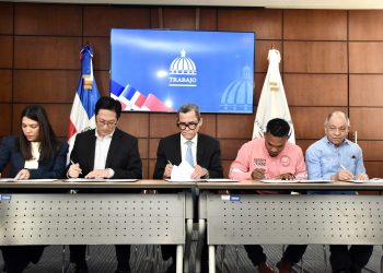 El documento fue rubricado por representantes de ambas partes, junto a autoridades laborales y representantes del sector sindical.