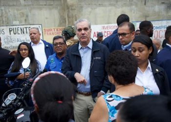 El mandatario conversa con residentes afectados y supervisa las acciones de respuesta junto a funcionarios del Gobierno.