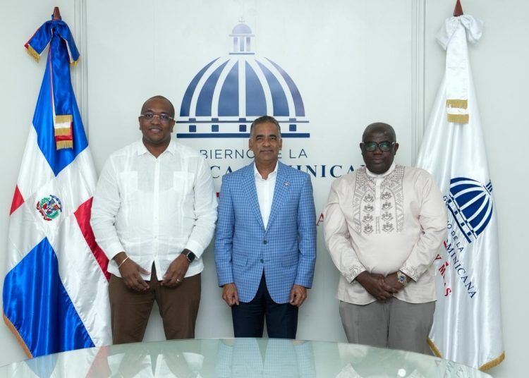 Raymond Lanveld, ministro de Transporte, Comunicación y Turismo de Surinam; Joel Santos, ministro de Energía y Minas de República Dominicana y Melvin Bouva, ministro de Relaciones Exteriores de Surinam.