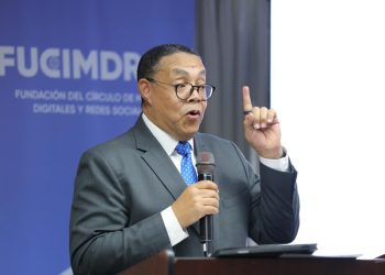 Víctor Bautista expone sobre inteligencia artificial y periodismo en Santo Domingo.