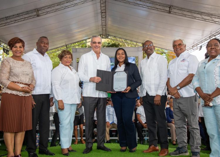 Programa de titulación busca mejorar la calidad de vida de miles de familias dominicanas.