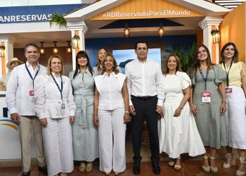 Equipo de Negocios Turísticos del Banco de Reservas junto al ministro David Collado y funcionarios del Ministerio de Turismo en la feria DATE 2026.