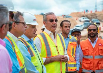 El presidente Luis Abinader recorre la zona de construcción junto a autoridades de Obras Públicas.