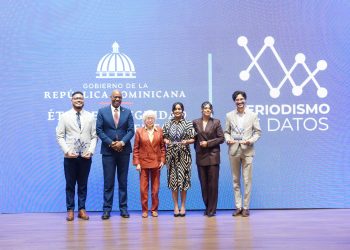 Joan Sebastián Vallejo y Luis David Flores reciben reconocimiento en el Premio Nacional de Periodismo de Datos.