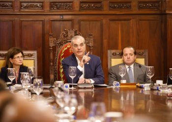 Autoridades económicas explican medidas de contención del gasto ante el impacto de la crisis internacional.