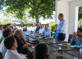 Autoridades destacan la importancia del pollo como principal fuente de proteína en la dieta dominicana.