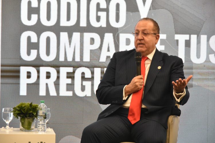 El ministro Magín Díaz ofreció declaraciones durante un encuentro con el sector industrial.