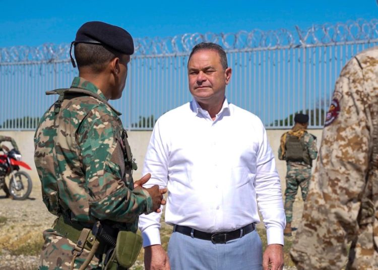 El ministro Francisco Oliverio Espaillat recorrió zonas fronterizas junto a técnicos de Agricultura.