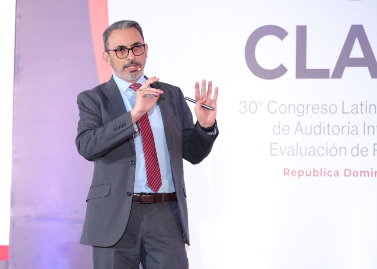 Rivera recomendó reforzar la autenticación y el monitoreo de patrones sospechosos para prevenir fraudes digitales.