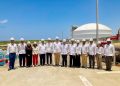 Christopher Landau, Leah Campos, Edwin De los Santos, Juan Ignacio Rubiolo, Madelka McCalla, Joe Udoo, Félix García y Manuel Estrella, junto a miembros de la delegación oficial de los Estados Unidos y ejecutivos de AES Dominicana durante su visita al complejo energético AES Andrés.
