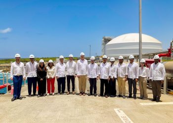 Christopher Landau, Leah Campos, Edwin De los Santos, Juan Ignacio Rubiolo, Madelka McCalla, Joe Udoo, Félix García y Manuel Estrella, junto a miembros de la delegación oficial de los Estados Unidos y ejecutivos de AES Dominicana durante su visita al complejo energético AES Andrés.