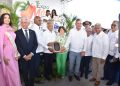 Osmar C. Benítez recibe un reconocimiento durante la inauguración de Expo Mango 2026 en la provincia Peravia.