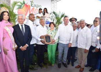 Osmar C. Benítez recibe un reconocimiento durante la inauguración de Expo Mango 2026 en la provincia Peravia.