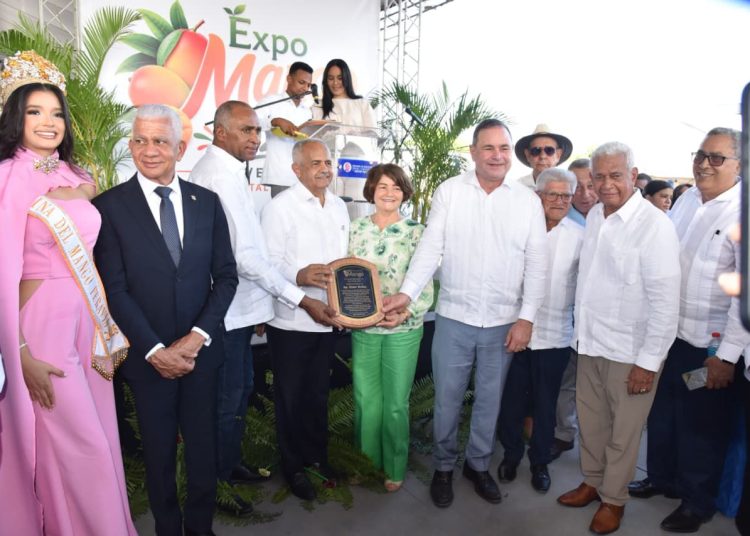 Osmar C. Benítez recibe un reconocimiento durante la inauguración de Expo Mango 2026 en la provincia Peravia.