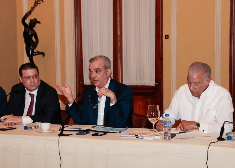 Abinader encabezó una reunión con representantes de los sectores productivos para dar seguimiento a la mesa de precios.