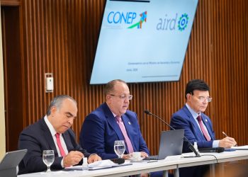 Encuentro con economistas y directores de medios donde se detallan las acciones para fortalecer la estabilidad económica del país.