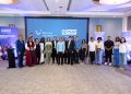 Jóvenes egresados comparten experiencias tras su formación en el sector turístico.