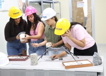 Estudiantes participan en jornadas de ciencia organizadas por la Pucmm para acercar a niñas a la ingeniería.