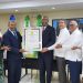 La Cooeprouasd entregó un reconocimiento al rector Editrudis Beltrán por su respaldo al cooperativismo universitario.