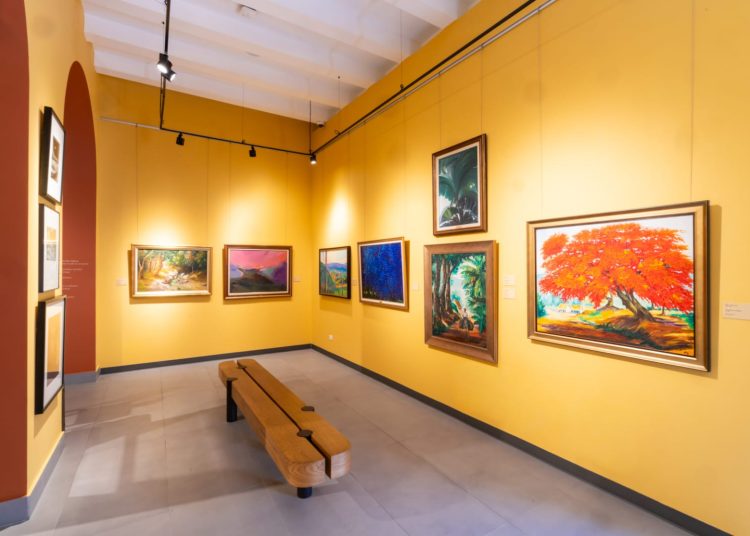 La muestra reúne obras de 18 artistas dominicanos sobre identidad y paisaje.
