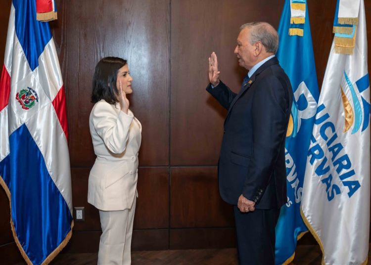 Leonardo Aguilera juramentó a Angelina Biviana Riveiro como nueva vicepresidenta ejecutiva de Fiduciaria Reservas.