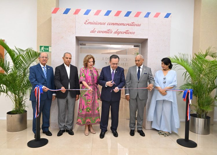 Autoridades del BCRD durante el corte de cinta inaugural de la exposición.