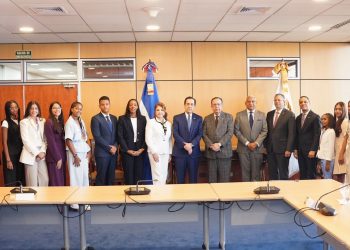 Valdez Albizu expresó “la satisfacción que jóvenes de la diáspora se destaquen académicamente entre la población estudiantil española”.