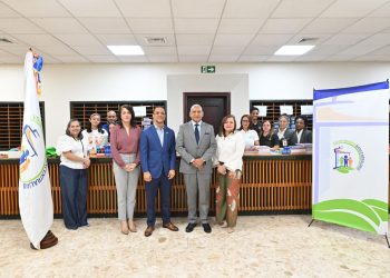 El presidente del VB, Ervin Novas Bello, destaca que el BCRD contribuya a la economía familiar de los beneficiados a través de venta de útiles escolares con precios asequibles.