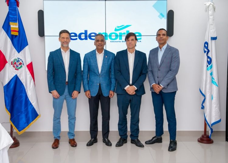 En la reunión de traspaso participaron los gerentes generales de las empresas distribuidoras: José Luis Actis, de Edesur; Emilio Contreras, de Edeeste y Gustavo Martínez, de Edenorte.