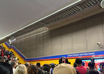Usuarios esperan para abordar los trenes con destino hacia María Montez.