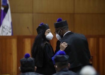 El titular de la Procuraduría Especializada de la Corrupción Administrativa (Pepca), Wilson Camacho, junto a la procuradora general de la República, Yeni Berenice Reynoso durante el conocimiento de la medida de coerción este domingo. | Fuente externa.