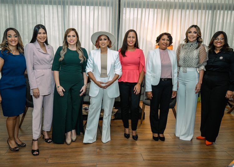 Yudelkis Lajara, Marielis Ramos, Linda Valette, Luz González, Luisanna Sánchez, Belkis Encarnación, Patricia Mejía y Danielis Fermín.