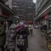 Personas caminan por las calles portando su mascarilla en Wuhan, China. | Roman Pilipey, EFE.