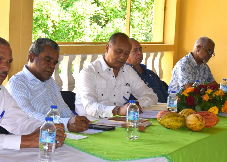 Eulalio Ramírez, viceministro de Producción de Agricultura, tras escuchar directamente a los agricultores, anunció que la institución continuará trabajando en la renovación de las plantaciones de cacao.