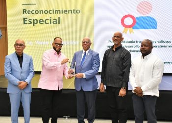 Entregan reconocimiento especial al presidente ejecutivo de Cooperativa Vega Real, Yanio Concepción.