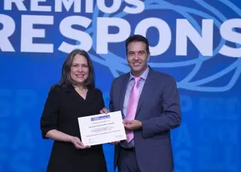 Yara Hernández, VP de Comunicaciones y Sostenibilidad, recibe el reconocimiento de la mano de Marcos Gonzáles, presidente de Corresponsables.- Fuente externa.