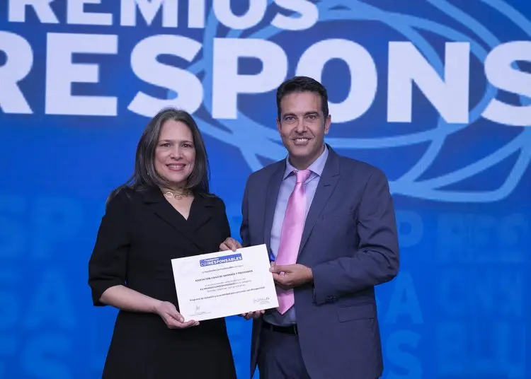 Yara Hernández, VP de Comunicaciones y Sostenibilidad, recibe el reconocimiento de la mano de Marcos Gonzáles, presidente de Corresponsables.- Fuente externa.
