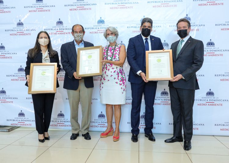 Yara Hernández, José Ramón Reyes López, Ginny Heinsen, José Luis Ventura y Víctor Bisonó.
