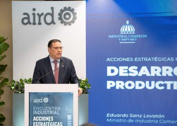 El ministro de Industria, Comercio y Mipymes, Eduardo (Yayo) Sanz Lovatón, durante su exponencia en el Encuentro Industrial: Acciones estratégicas para el desarrollo productivo de la República Dominicana”, organizado por la AIRD.
