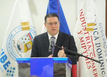 El ministro Yayo Sanz Lovatón expone la importancia de las Mipymes como motor del desarrollo económico nacional.