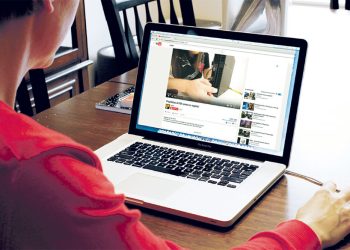 Ahora, el director ejecutivo de YouTube, Neal Mohan, ha sentenciado al respecto que, en caso de que OpenAI haya utilizado los vídeos de su plataforma para entrenar el modelo Sora, se trataría de una "clara violación" de sus políticas.