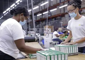 En cuanto los consumidores americanos, que son los que recibirían esos productos más caros, dijo que perderían porque pagarían mayores precios de sus bienes comprados en el extranjero.