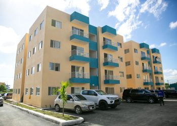 Santos Echavarría aseguró que el 67% de las viviendas que se han entregado dentro del Plan Familia Feliz son lideradas por mujeres. - Fuente externa.