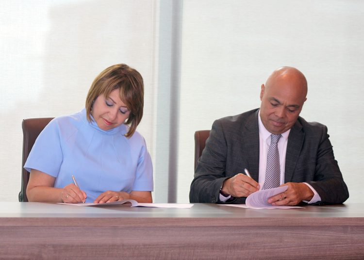 Rosanna Ruiz, presidente ejecutiva de la ABA, junto al director de elDinero, Jairon Severino. | Ronny Cruz