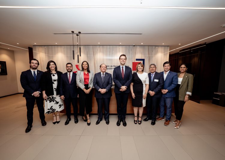 Ruiz destacó que el sector bancario sigue siendo un pilar de la estabilidad macroeconómica de la República Dominicana, con activos que superan los RD$3.4 billones a enero del 2025, con una variación anual de 10.8%.